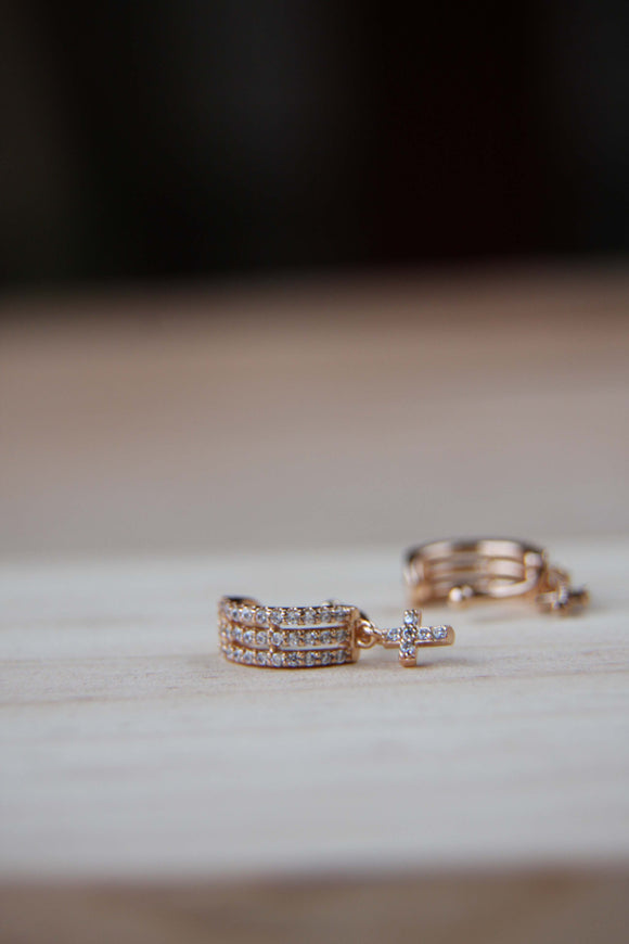 ear cuff  circonitas blancas con mini cruz
