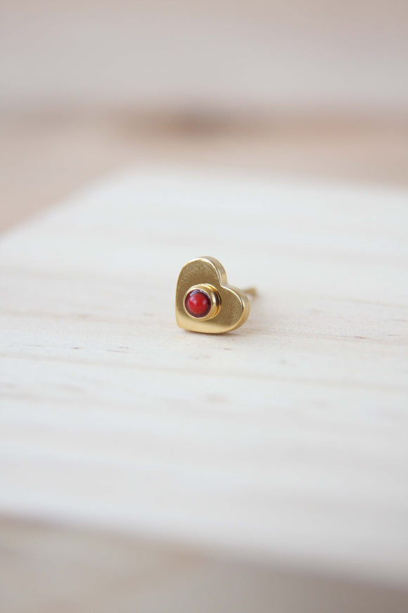 mini corazón dorado con piedra roja