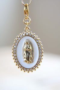 medalla virgen esmaltada en blanco