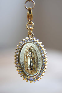 medalla ovalada virgen