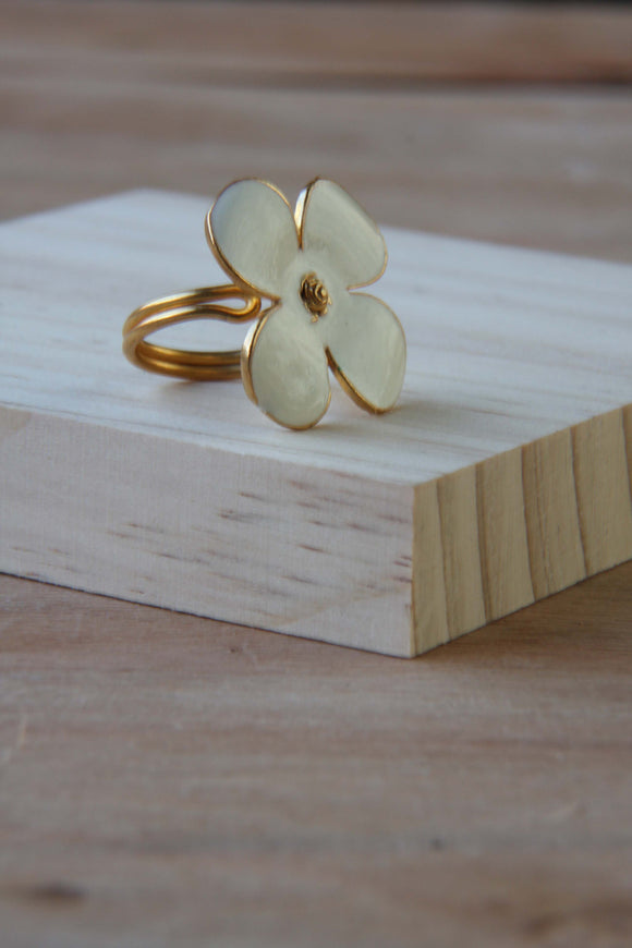 anillo flor blanca