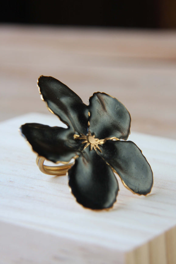 anillo flor negra gigante