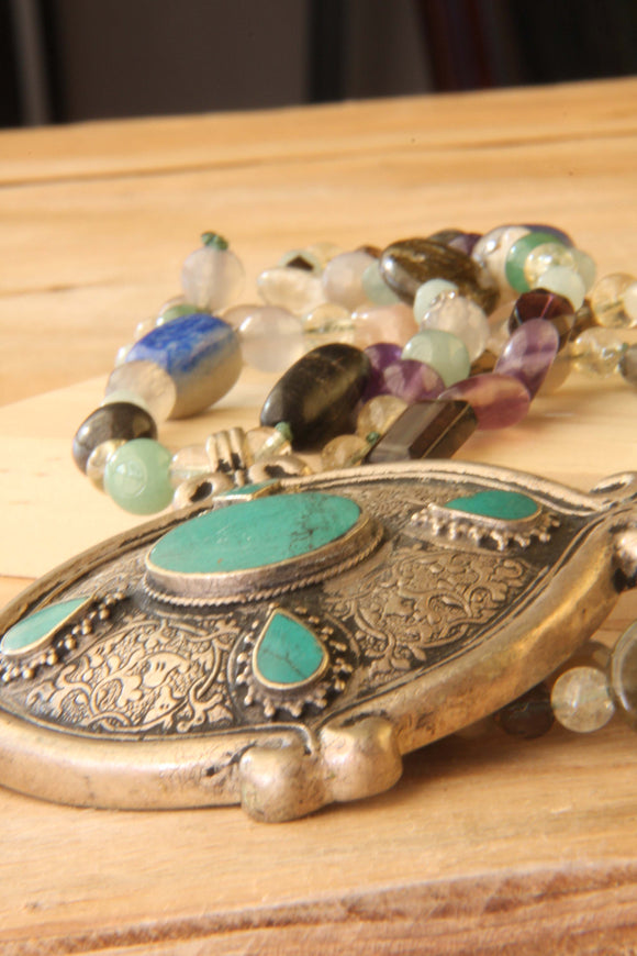 collar largo Afgano